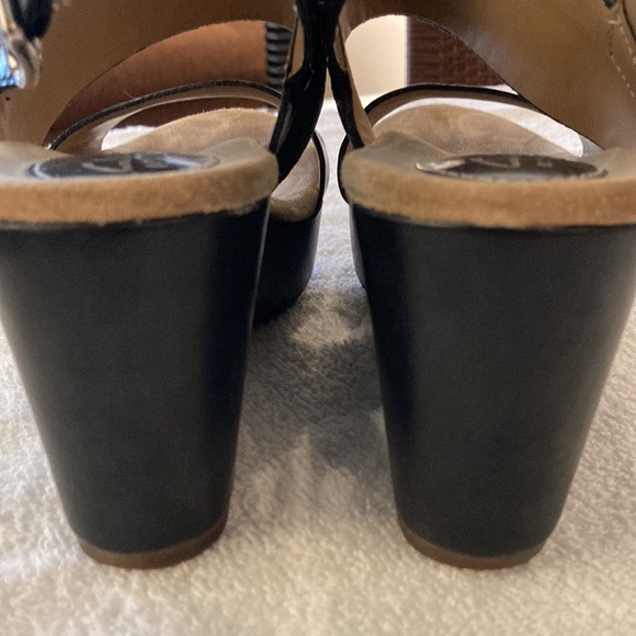 Clarks, black leather sandals, size 7 1/2 - Picture 2 of 4